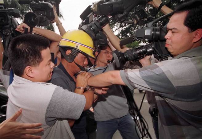 凶嫌吴应弘被移送至台中地检署，被害人潘阿爱的亲属衝破媒体採访人墙向吴嫌挥拳施暴，发泄丧失亲人的悲愤。(中时报系资料库)