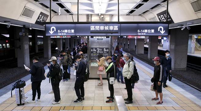 社交距离规范出炉，台铁高铁月台候车的旅客尽量保持一定的间距。（黄世麒摄）
