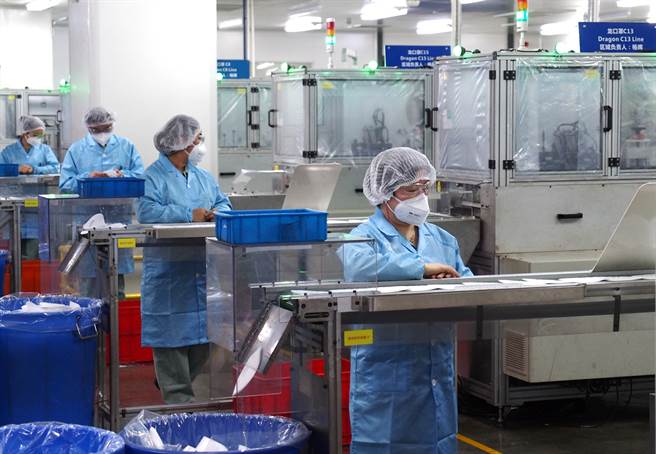 正在大陆上海进行24小时加班生产的3M公司KN95口罩生产线。（图／新华社）