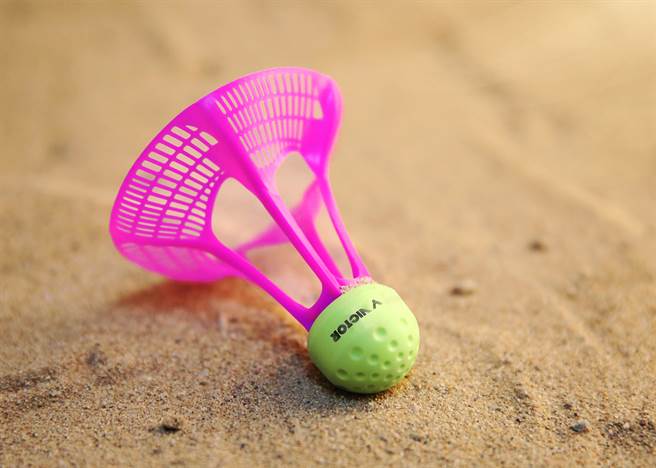 戶外羽球AirBadminton可在各式各樣的戶外場地開打，包含沙灘及草地。（Victor提供）