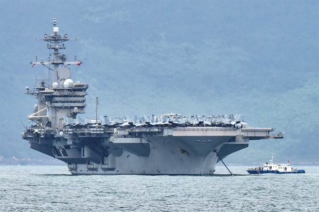 美国航空母舰「罗斯福」号（USS Theodore Roosevelt）近百船员感染新冠肺炎，舰长向美国海军求援的信件被曝光，海军表示，不排除惩处舰长。（资料照／路透社）