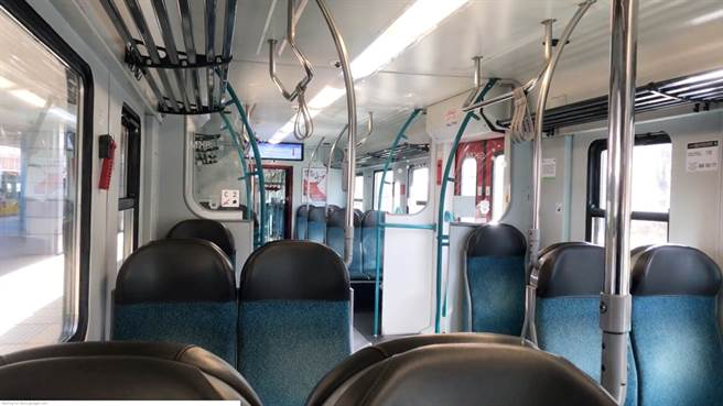 波兰政府及人民很早就开始因应新冠肺炎疫情，政府限制大眾运输工具搭乘人数。图为疫情期间波兰火车车厢画面。（资料照／路透社）