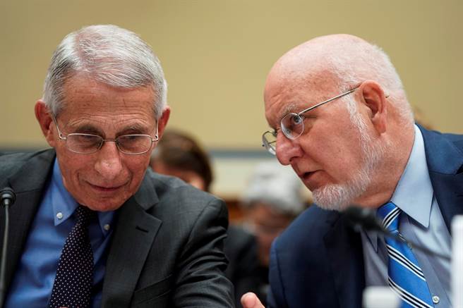 美国疾控中心主任雷菲尔德(右)与国立卫生研究院传染病研究所主任弗奇(左)参与眾议院听证会报告新冠疫情。（图／路透）