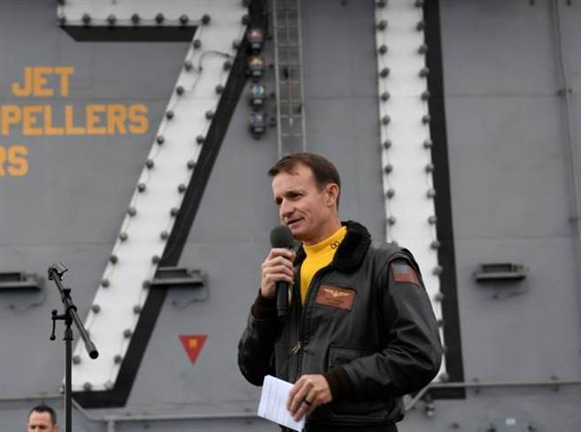 「罗斯福」号航母舰长克劳齐上校（Capt. Brett Crozier）在航母上对官兵发表谈话的资料照。（路透）