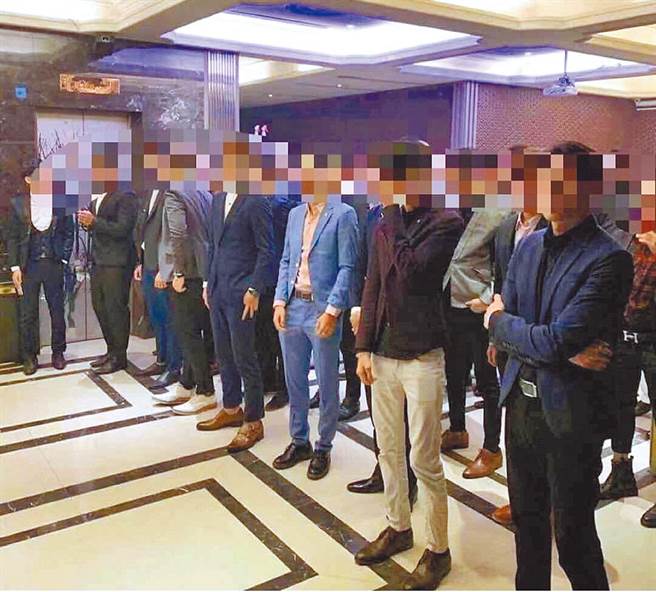 牛郎来源多是缺钱泊车小弟或少爷，下海不仅赚钱，还能藉机挖角小姐。结果陪酒小姐上班赚钱，又拿去牛郎店捧场，千金散尽一场空。(翻摄牛郎店脸书)