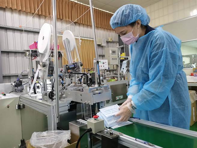 台湾将捐目前全球确诊人数最多的美国近200万片口罩，对此美国国安会在其推特上表示感谢台湾人民慷慨捐赠。图为位于嘉义县朴子市的昭惠实业公司配合防疫政策，增设2台国家队产制的口罩机台。（中时）