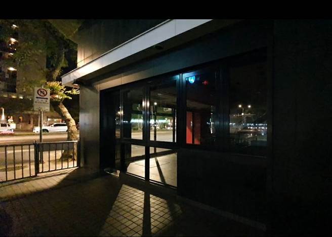 剑潭捷运旁麦当劳三月底无预警熄灯号，当地民眾相当惊讶。（照片/游定刚 拍摄）