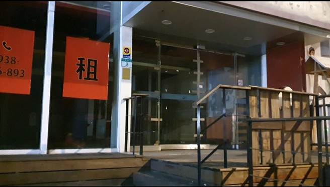 士林天母西路麦当劳大门紧闭、一遍漆黑死寂。（照片/游定刚 拍摄）