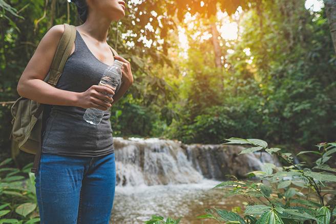 香港電視頻道《ViuTV》釋出旅遊節目「美女郊遊遊」預告，主打「首個只著三點式行山節目」(示意圖/達志影像)