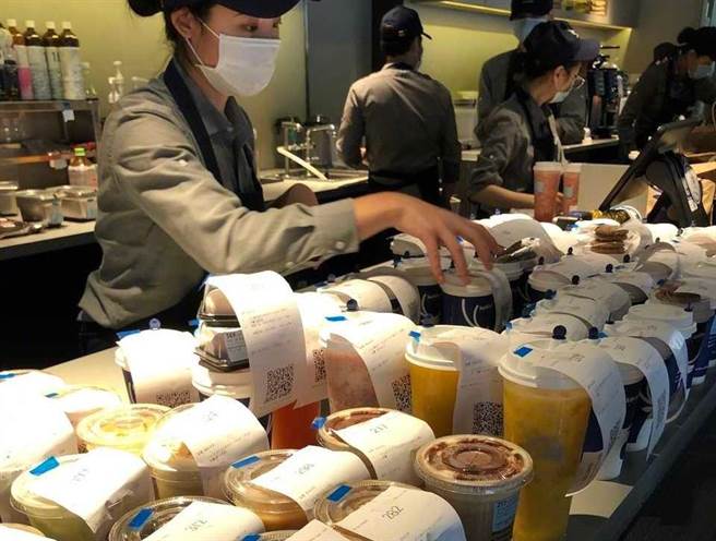 昨日爆出财务造假的大陆瑞幸咖啡，平时出售的大量咖啡券今日出现挤兑消费潮，订购外送咖啡的网路App也全线崩溃。（图／网路）