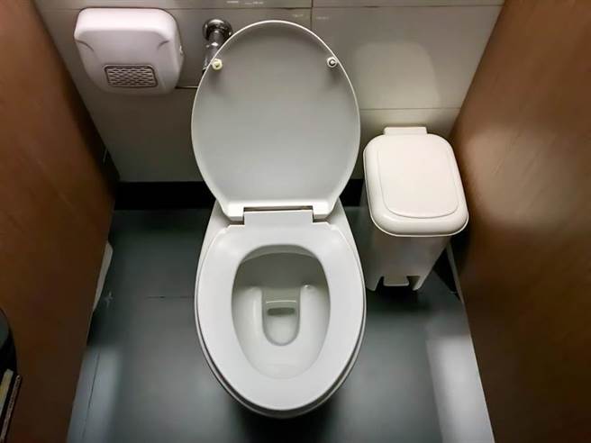 马桶旁黄垢刷不掉怎办？她曝2神物秒乾净(示意图/达志影像)