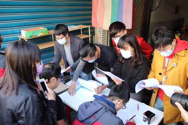 图为民眾填写罢韩连署书。（中时资料照）