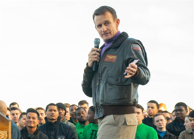 「羅斯福」號航母艦長克勞齊上校（Capt. Brett Crozier）在航母上對官兵發表談話的資料照。（美國海軍）