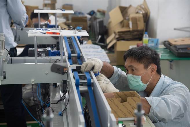 对于台湾决定捐赠美国200万口罩，美国国务院院亚太局3日表示感谢，并称台湾为防疫领袖，应成为世界卫生大会观察员。图为台湾口罩国家队生产口罩。（中央社）