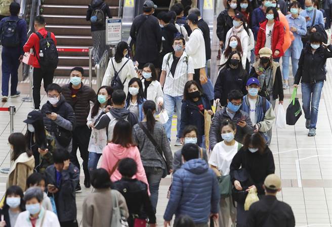 交通不宣布4月起，民眾搭乘大眾交通工具需戴上口罩。（本报系资料照／季志翔摄）