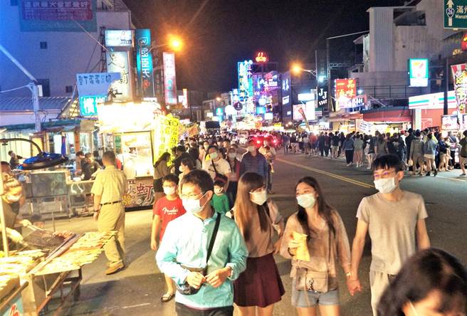 清明连假垦丁大街挤满观光人潮，急诊医师忧：回首一个月前的义大利，台湾人准备后悔！(林和生摄)