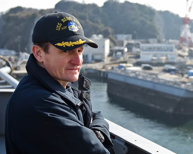 美國海軍「羅斯福」號（USS Theodore Roosevelt）艦長克勞齊（Capt. Brett Crozier）因對外自曝艦上爆發新冠肺炎疫情而被拔官，圖為他2018年擔任第7艦隊旗艦「藍嶺號」兩棲指揮艦（USS Blue Ridge LCC-19）艦長時的資料照。（美國海軍）