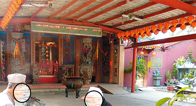 嘉义县水上乡市中心香火鼎盛的璇宿上天宫，发现骇人盐渍头颅，但翌日居民无惧命案，仍在庙前下棋。（中时资料照）