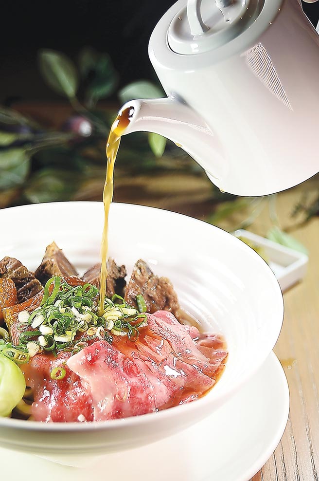 享用〈逸林和牛牛肉麵〉時，是以熱滾滾的牛肉湯凌空沖下，碗內日本和牛肉片產生類似「汆燙」或「涮」的效果，維持柔嫩度。圖／姚舜