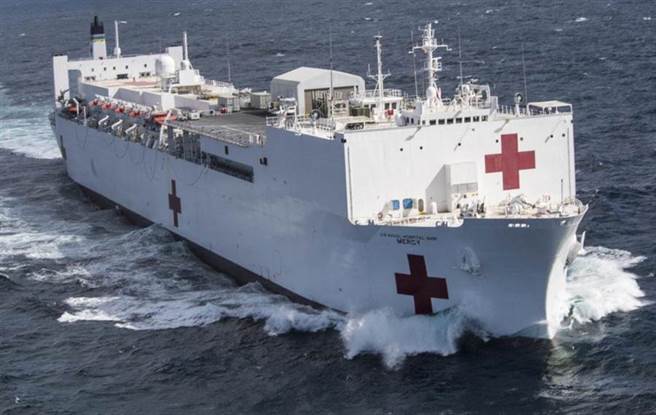 大乌龙！「安慰号」（USNS Comfort）医疗舰误收新冠患者。美军两艘医疗舰「仁慈号」（USNS Mercy）及「安慰号」（USNS Comfort）是全世界最大医疗舰，图为「仁慈号」（USNS Mercy）。（图／美联社）