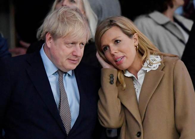 英首相强生怀孕女友席孟兹(Carrie Symonds)传出现新冠病徵。图为强生与女友席孟兹。（图／路透）