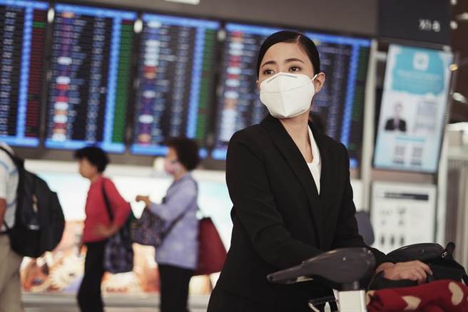 發燒住院的空姐奉勸大家，防疫期期不要預支自由出遊。此為示意圖。(達志影像/shutterstock)