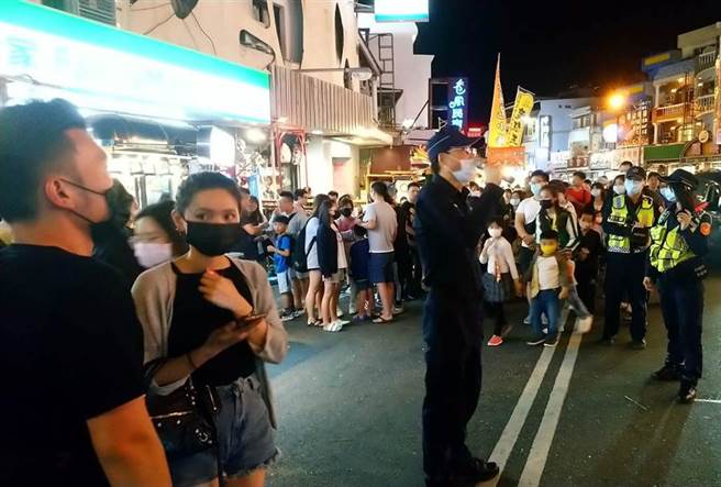 清明连假成破口？垦丁大街人挤人恐成防疫破口，恒春警方因此在街上广播，提醒大家「保持社交距离」（恒春警分局提供／潘建志屏东传真）