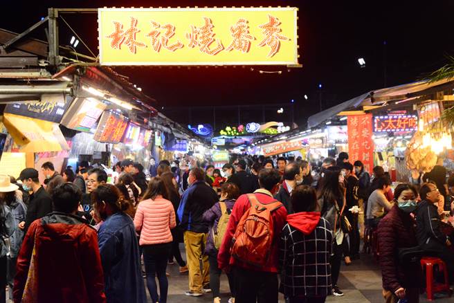 观光景点涌人潮！医曝警讯：很多人因这些症状就医。图为清明连假期间，花莲东大门夜市游客仍不段涌入之一景。（中时资料照 王志伟摄）