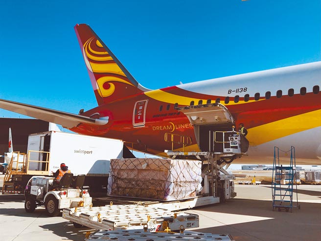 隨著新冠肺炎疫情升溫，各國紛紛想方設法爭奪防疫物資。圖為大陸海南航空一架貨運包機將15.67噸口罩、防護衣及手套等防疫物資運抵加拿大多倫多。（中新社）