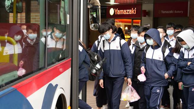 一位女性民眾在脸书上指出，搭公车时见一名年迈老伯未戴口罩遭民眾劝导，竟回说「我82岁现在不方便」。(示意图与本文无关/达志影像)（新北市交通局提供／叶德正新北传真）