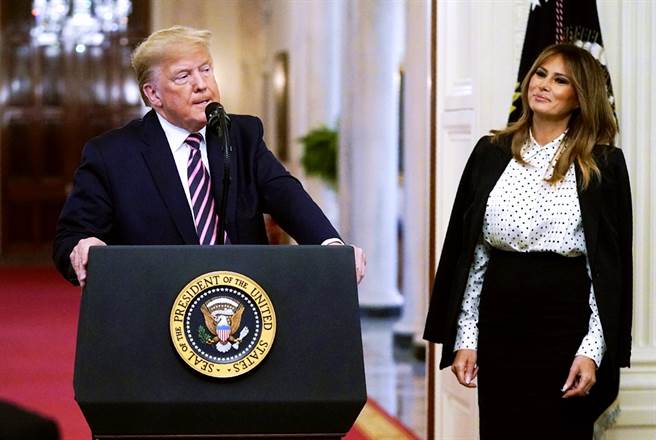 美国新冠肺炎疫情严重，不晓得是否受到第一夫人梅兰妮亚鼓吹影响，美国总统川普5日首度表示，会视情况配戴口罩。（资料照／美联社）