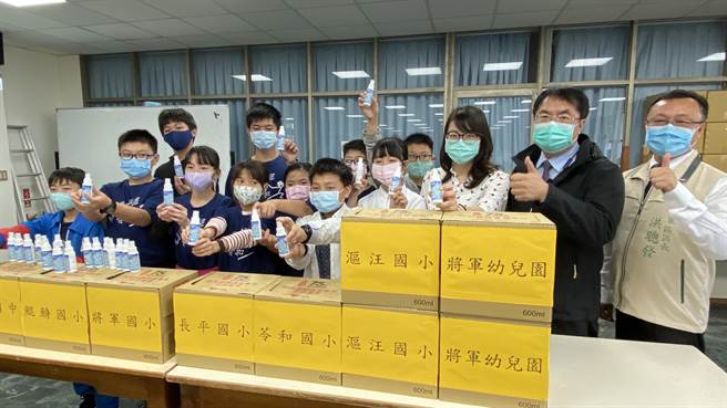 台南將軍在地企業泰禾塑膠捐贈千瓶消毒噴霧供校園防疫。(莊曜聰攝)