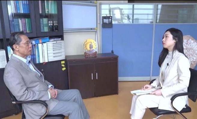 锺南山接受深圳卫视专访时强调，疫情初期採取封城、限制民臮自由的做法当时有很多争议，但现在看来这些做法都是对的。（图／深圳卫视）