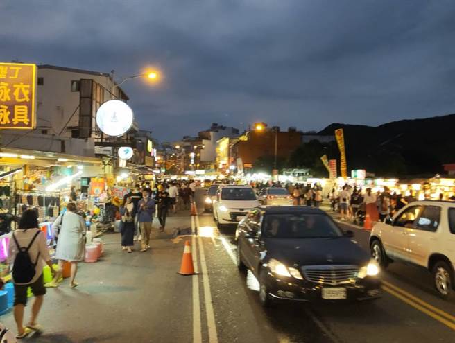清明连假期间，许多游客前往恒春垦丁大街游玩（图/中时资料照/谢佳潾摄）