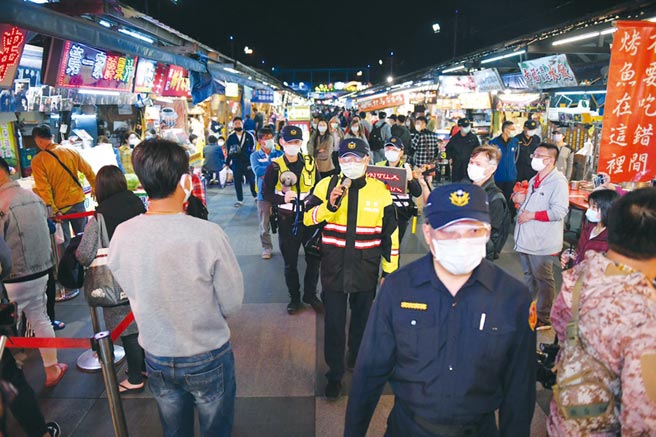 图为花莲清明连假游客挤爆花莲东大门夜市，警方宣导民眾保持距离。（图／花莲警方提供）