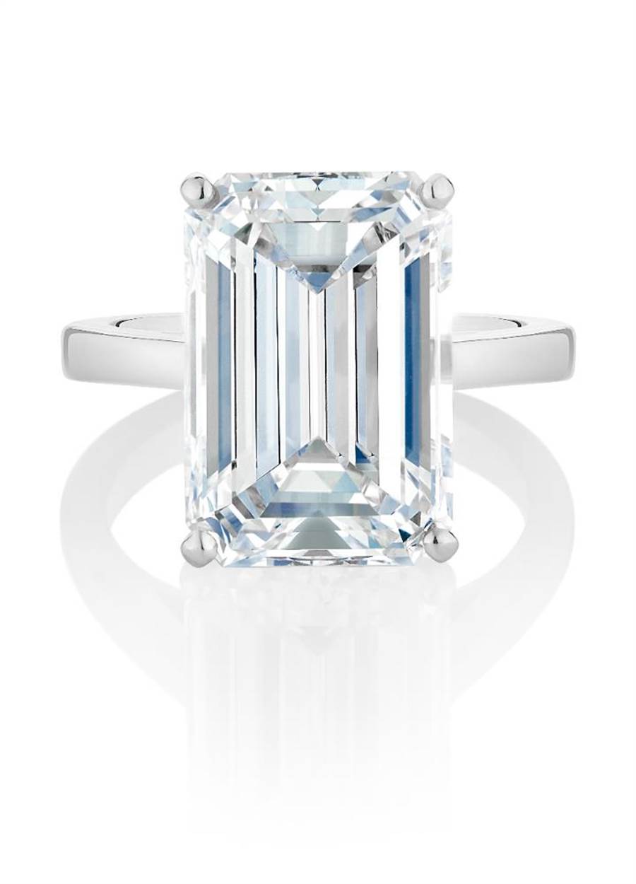 De Beers DB Classic祖母綠形切割鑽石戒指，主鑽11.12克拉，約9380萬元。（De Beers提供）