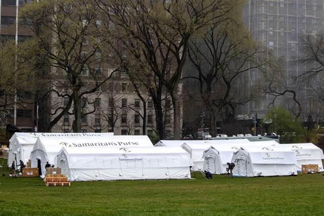 纽约新冠肺炎感染人数持续激增，中央公园已被改建为野战医院。（图／美联社）