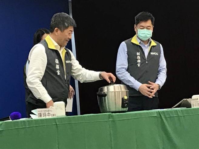 电锅蒸口罩也可以帮助欧美？网答案一面倒。指挥中心表示，透过电锅乾蒸口罩确实能延长口罩的使用时间，乾蒸后的口罩对细菌的过滤效率仍然能维持在99％以上。若口罩有明显脏污、破损，则是不建议使用电锅乾蒸。（图/中央流行疫情指挥中心提供）