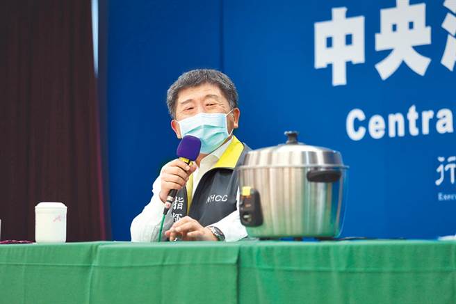 中央流行疫情指挥中心5日在记者会上，示范如何用电锅乾蒸口罩，指挥官陈时中也现场试戴「刚起锅」的口罩，他大讚「热热的不错」，并挂保证乾蒸后的口罩完全无异味。（中央流行疫情指挥中心提供）