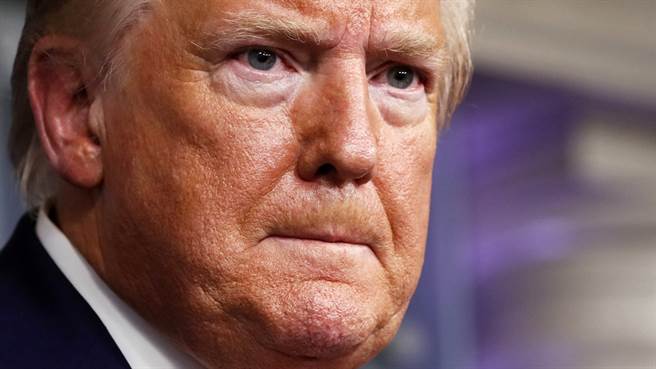 英國首相強生新冠肺炎病情惡化、住進加護病房，美國總統川普6日多次提到進加護病房代表病況嚴重，指出他已經派遣2支最棒藥品團隊赴英協助。（圖／美聯社）