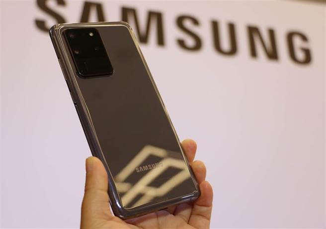 三星Galaxy S20 Ultra 依据市场之别，分别採用高通 Snapdragon 865 处理器以及三星 Exynos 990 处理器。（黄慧雯摄）