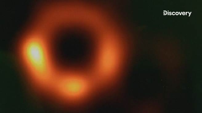 有史以來第一張黑洞照片！拍攝到的M87黑洞距離地球5500萬光年，質量是太陽的65億倍。（Discovery頻道 提供）