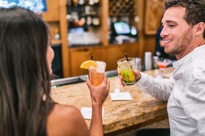 天蝎男、射手男、巨蟹男、天秤男最禁不起挑逗。（示意图／shutterstock提供）
