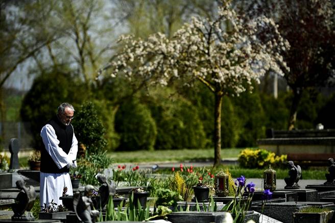 西班牙新冠肺炎死亡人数突破1.3万人，当地推出葬礼得来速服务，全程只要5分钟。（图／美联社）