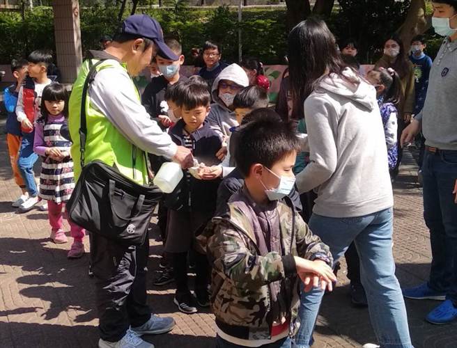 国内首例停课幼儿园师生，9人有症状、6人阴性。图为民眾排队领取水神消毒，与此新闻当事人无关。（中时姿料照/蔡依珍摄）