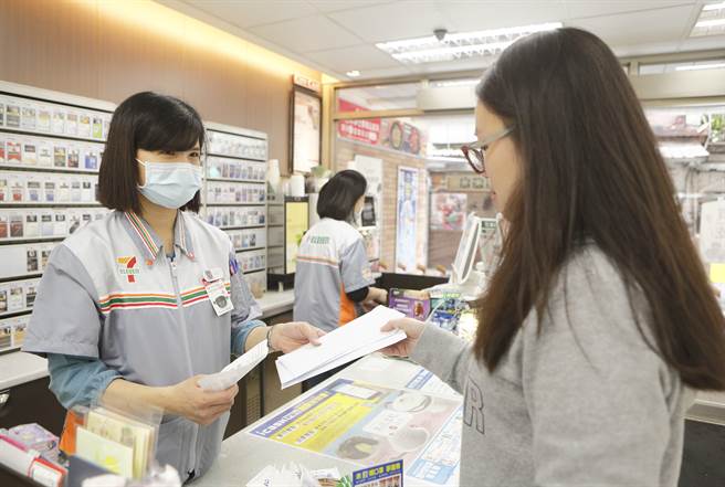 领口罩开封只有「一片布」 内行惊呼：赚到！(图/中时资料照片 张铠乙摄)