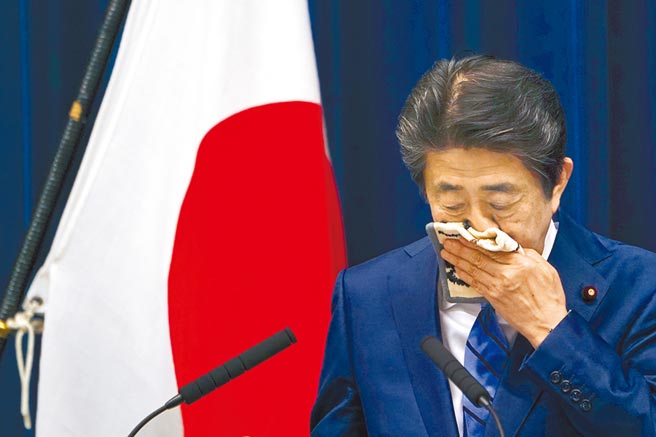 日相安倍今天將針對東京都、大阪府、神奈川、埼玉、千葉、兵庫、福岡縣等7都府縣發布為期約1個月的「緊急事態宣言」，8日起生效。（美聯社）