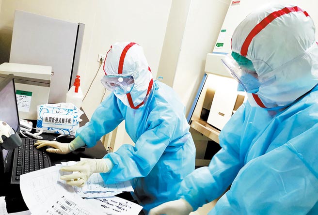 医护人员在实验室忙碌。（刘乃文、徐俊莹摄）