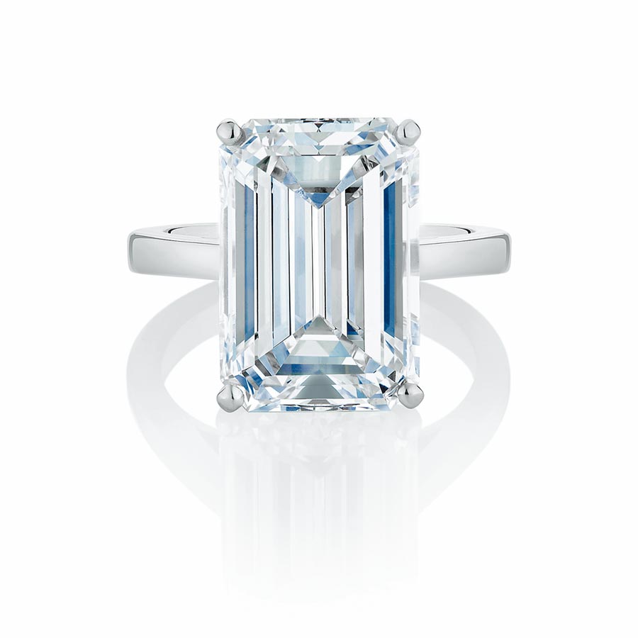 De Beers DB Classic祖母綠形切割鑽石戒指，主鑽11.12克拉，約9380萬元。（De Beers提供）