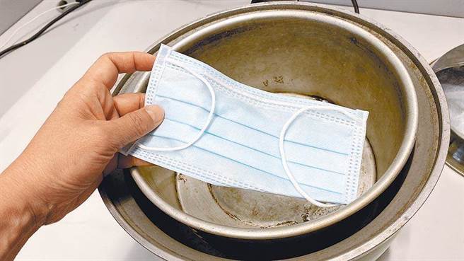 捐千万口罩却说怕民眾浪费？台人吐「真实心声」。中心指挥官陈时中回应说自己也很想考虑14天发14片，但目前希望大家可以好好感受一下到底够不够。电锅乾蒸口罩示意图。(本报资料照)